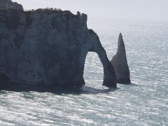 フランス～スペイン旅・強風と寒さに震えながら丘に立ち、エトルタの絶景にワァ～～凄い！長年の夢が叶った瞬間でした。