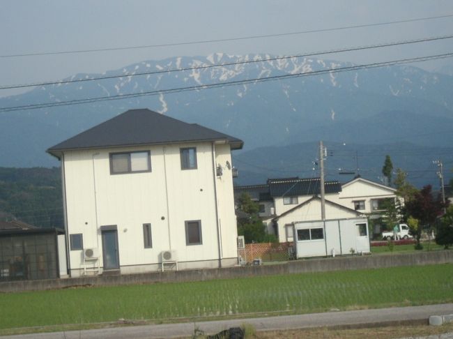 長々と続く道の駅特集です、富山県突入から眺める白馬連山？には６月でも雪を冠しています。<br />更に驚く事は国道８号線には県境から富山市を越えて射水市までの70Km程の間に道の駅が有りません。<br />勿論、黒部の宇奈月や滑川の海岸線には有りますが国道とは大きく離れます。<br />８号線が内陸部を走っているからなのか、高速道路が整備されているからか分かりません。<br />高岡市からは156号線の移動になります、敢えて山越えを選びましたから紹介する写真もそれに沿ったものです。