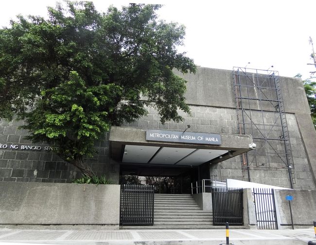 国立美術館の次に Metropolitan Musuem ( メトロポリタン美術館 )を訪れた。<br /><br />この美術館は現代アートが中心に展示されているが、もちろんそれ以外にも収蔵品は多く、他の美術館では見られないような珍しいものも数多く鑑賞することが出来た。