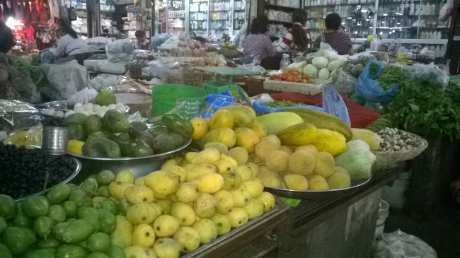 シエムリアップ市内のオールドマーケットの野菜のところに入るとたくさんの果物を売ってる。カンボジア産のマンゴーは一個で約45円くらいですが､多い時には一個で10円くらいの時もございます。ミカンは外国産からを入ったそうです。バツタンバン州のオレンジはジュースが美味しかったです。レストランでオレンジジュースは230円くらいですが､高くてうまいかったです。<br />ドリアンはホテルに持って行けば禁止されそうです。レストランにて､食べると大丈夫です。