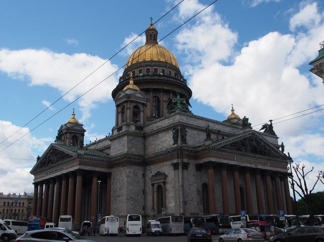 ８泊１０日の日程で、ロシア・フィンランド・エストニア旅行に<br />行ってきました。<br />空路でモスクワ入りしてからは、鉄道にてサンクトペテルブルク、<br />フィンランドの首都ヘルシンキを訪れ、<br />エストニアの首都タリンには、ヘルシンキからフェリーで日帰りで訪れました。<br />早朝長距離移動の多いハードな旅でしたが、<br />見所満載の大満足な旅行となりました。<br /><br /><br />４日目は、モスクワからサンクトペテルブルクへ、<br />高速列車サプサンにて移動。到着後ホテルに荷物を置いて、<br />イサク大聖堂・血の上の救世主教会を回りました。<br />５日目は朝から世界遺産ペテルゴフ宮殿の庭園で、<br />すばらしい噴水の数々を堪能。<br />午後からはすんなり戻ってエルミタージュ美術館の予定が、<br />帰りの交通機関に大苦戦。<br />また美術館のチケット引き換えにも大苦戦・・・<br />結局美術館に入ったのは１６時過ぎになってしまいましたが、<br />夜間延長開館の日だったので、<br />その後は体力の続く限り、すばらしい美術品を堪能しました。<br /><br /><br />－旅程－<br />2015年6月13日(土)～2015年6月22日(火)<br /><br />□１日目：伊丹→羽田→成田、成田泊<br />□２日目：成田→モスクワ<br />□３日目：モスクワ市内観光<br />■４日目：モスクワ→サンクトペテルブルク、ペテルブルク市内観光<br />■５日目：ペテルゴフ観光、エルミタージュ美術館<br />□６日目：サンクトペテルブルク→ヘルシンキ、ヘルシンキ市内観光<br />□７日目：ヘルシンキからタリン日帰り観光<br />□８日目：ヘルシンキ→サンクトペテルブルク、エカテリーナ宮殿<br />□９日目：サンクトペテルブルク→モスクワ、レーニン廟、モスクワ→成田<br />□10日目：成田→羽田、羽田→伊丹