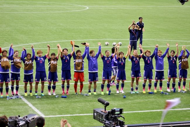 女子サッカー・ワールドカップ出場中の “なでしこジャパン” の応援に行ってきました。<br /><br />グループリーグのスイス戦、カメルーン戦に続いて、なでしこジャパンのバンクーバーでの3試合目は 決勝トーナメント第1戦のオランダ戦です。<br /><br />前半に有吉佐織選手が先制点、後半に阪口夢穂選手が追加得点を入れました。2点目は阪口選手のシュートはもちろんですが、阪口選手までのパスワークが芸術的でした。最後のロスタイムに1点返されましたが、そのまま2-1で勝利！<br /><br />スイス戦とカメルーン戦では後半にひやひやしましたが、オランダ戦はパスワークなどがよく、安心して見ていられました。日本の方が一枚上手という印象でした。<br /><br />なでしこジャパンの試合を3試合見て、選手のサッカーに対するひたむきさに心打たれ、ファンになりました。これからも応援します！<br /><br />■ 女子サッカーW杯2015 なでしこジャパン応援歴 ■<br />1） グループリーグ 第1戦 対スイス<br />http://4travel.jp/travelogue/11020387<br />2） グループリーグ 第2戦 対カメルーン<br />http://4travel.jp/travelogue/11021403<br />★3） 決勝トーナメント 第1戦 対オランダ<br />http://4travel.jp/travelogue/11025216<br />4） 決勝戦 対アメリカ （FIFAファン・ゾーン）<br />http://4travel.jp/travelogue/11029266<br /><br />■ 関連記事 ■<br />総集編： バンクーバーでスポーツ観戦 一覧<br />http://4travel.jp/travelogue/10824874