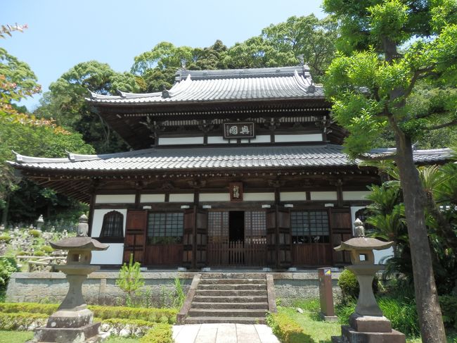 清見寺は、「臨済宗妙心寺派」に属し、本尊を「釈迦如来」として「関聖上人」の建立によるものです。当寺は静岡市清水区興津地区にあり、JR東海道本線・興津駅から西方に約3kmに位置して、旧東海道に面しています。<br /><br />寺名は正式には、「 巨鼇山清見興国禅寺」と称し、境内の面積はおよそ6千坪、建物は550坪あります。そして山の高台にある境内からは、眼下に駿河湾・清見潟(昔の呼び名)の眺望を望み、「国の名勝」に指定された見事な庭園には、五百羅漢石像が配置されてあります。<br /><br />清見寺は江戸時代に徳川幕府から特に庇護され、来日した朝鮮通信使が江戸城参上への途中に休憩所として立ち寄り、また琉球使節団も参拝した歴史と由緒ある寺です。