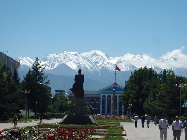 年に一度の一週間休暇を使って、初めての中央アジアに行くことにしました。<br /><br />★今回は、キルギスのビシュケクの町をのんびり散策して、翌朝カザフスタンのアルマティに向かいます。<br /><br />(1)旅のイントロ&amp;大韓航空ビジネスクラスでタシケントまでの移動編→http://4travel.jp/travelogue/11022701<br /><br />(2)ウズベキスタン編タシケントから列車でサマルカンドへ→http://4travel.jp/travelogue/11023321<br /><br />(3)ウズベキスタン編サマルカンドからバスでブハラへ→http://4travel.jp/travelogue/11023322<br /><br />(4)ウズベキスタン編ブハラ2日目→http://4travel.jp/travelogue/11030086<br /><br />(5)ブハラからタシケントとシムケント経由夜行で2泊し2回国境を越えてキルギスのビシュケクへ→http://4travel.jp/travelogue/11023323<br />