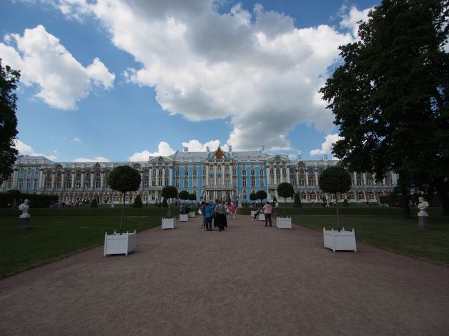 ８泊１０日の日程で、ロシア・フィンランド・エストニア旅行に<br />行ってきました。<br />空路でモスクワ入りしてからは、鉄道にてサンクトペテルブルク、<br />フィンランドの首都ヘルシンキを訪れ、<br />エストニアの首都タリンには、ヘルシンキからフェリーで日帰りで訪れました。<br />早朝長距離移動の多いハードな旅でしたが、<br />見所満載の大満足な旅行となりました。<br /><br /><br />８日目は、ヘルシンキからサンクトペテルブルクに戻り、<br />午後からエカテリーナ宮殿へ。<br />ロシアクオリティのチケット引換えにドキドキしつつも、<br />無事予約者専用カウンターを発見。<br />大行列を横目にすんなり入場し、豪華絢爛な宮殿内を堪能しました。<br />９日目はついに帰国日。<br />モスクワまで戻り、レーニン廟で旅を締め括りました。<br /><br /><br />－旅程－<br />2015年6月13日(土)～2015年6月22日(火)<br /><br />□１日目：伊丹→羽田→成田、成田泊<br />□２日目：成田→モスクワ<br />□３日目：モスクワ市内観光<br />□４日目：モスクワ→サンクトペテルブルク、ペテルブルク市内観光<br />□５日目：ペテルゴフ観光、エルミタージュ美術館<br />□６日目：サンクトペテルブルク→ヘルシンキ、ヘルシンキ市内観光<br />□７日目：ヘルシンキからタリン日帰り観光<br />■８日目：ヘルシンキ→サンクトペテルブルク、エカテリーナ宮殿<br />■９日目：サンクトペテルブルク→モスクワ、レーニン廟、モスクワ→成田<br />■10日目：成田→羽田、羽田→伊丹