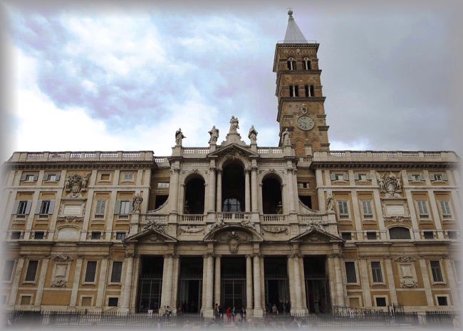 ローマには四大バジリカ、五大バジリカ、七大バジリカなるものがあります。バジリカとは大聖堂のこと。その昔、聖年と呼ばれる年に4つの大聖堂を巡礼すると、特別な赦しが与えられたというのですが、その後さらに信仰心を深める為、それが7つの聖堂にまで増えていったと言います。<br />今回の旅行で、私は五大バジリカを制覇しようと決めました。<br />五大バジリカとは以下を指します。<br /><br />・サンタ・マリア・マッジョーレ大聖堂(Basilica di Santa Maria Maggiore)<br />・サン・ピエトロ大聖堂(Basilica di San Pietro)<br />・サン・ジョバンニ・イン・ラテラノ大聖堂(Basilica di San Giovanni in Laterano)<br />・サン・ロレンツォ・フオーリ・レ・ムーラ大聖堂(Basilica di San Lorenzo fuori le Mura)<br />・サン・パオロ・フォーリ・レ・ムーラ大聖堂(Basilica di San Paolo fuori le mura)<br />※このうち、サンロレンツォ・フォーリ・レ・ムーラを除いて四大バジリカとも言われ、これらはローマ教皇領(ヴァチカン)に属しています。<br /><br />旅行最終日は、空港へ移動する前の時間を使ってサンタ・マリア・マッジョーレ大聖堂にご挨拶に行きました。トレヴィの泉でコインを投げる事同様、ローマに来ると欠かさずやっていることです。<br />真夏に雪が降ったという奇跡の場所に建てられた大聖堂は、名前の通り聖母マリアに捧げられたもの。聖母の優しさに包まれるような、美しく心安らぐ聖堂です。<br /><br />　1日目 5/15　東京(成田)→ローマ→ナポリ<br />　2日目 5/16　ナポリ→ポッーォーリ→ナポリ<br />　3日目 5/17　ナポリ<br />　4日目 5/18　ナポリ→フィウミチーノ空港(レンタカー借出)→チヴィタ･ディ･バニョレージョ→オルヴィエート<br />　5日目 5/19　オルヴィエート→ピティリアーノ→ソヴァーナ→ソラーノ→トッレ･アルフィーナ→オルヴィエート<br />　6日目 5/20　オルヴィエート→ボマルツォ→オスティア･アンティーカ→フィウミチーノ空港(レンタカー返却)→ローマ<br />　7日目 5/21　ローマ<br />　8日目 5/22　ローマ<br />★9日目 5/23　ローマ→東京(成田) 