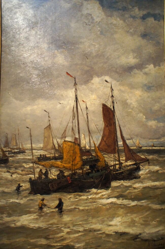 マウリッツハイス美術館の見学の後はデン・ハーグの町歩きと「パノラマ・メスダグ」を観に行きました。行く前はオランダの画家が360度の海岸のパノラマの絵を描いたくらいの印象でしたが、行ってみるとスヘフェニンゲンの情景を描いた作品が素晴らしく引き込まれました。当時の漁船が四角かったという事が分かる船の模型があったり非常に勉強になりました。デン・ハーグの観光の後はスヘフェニンゲンで1泊する予定もあったので事前に行けてとても良かったです。絵を観た後に海岸線に立ってみるとまた違った景色に思えました。360度のパノラマも非常に良く出来ていて面白かったです。デン・ハーグといえばマウリッツハイス美術館とエッシャー美術館が有名ですが、この美術館もおすすめです。アムステルダムの王立美術館にもメスタグの絵が展示してあり、再会できると嬉しい気持ちになりました。今回のベルギーとオランダの旅では今まで知らなかった作家に出会えてとても充実したものになりました。