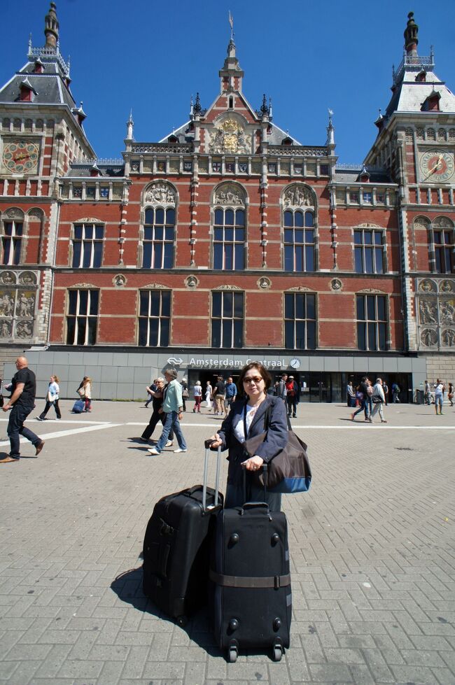 デン・ハーグの駅でアムステルダム行きの列車の切符を購入します。約50分の列車旅です。今回の旅行はブリュッセルからスタートしましたが、ブリュージュ⇒アントワープ⇒ロッテルダム⇒デルフト⇔デン・ハーグ⇒アムステルダムの各都市の移動は15分から1時間30分程度だったので非常に楽でした。最後の移動では途中駅にライデンや駅舎の美しいハーレムを通過したので思わず途中下車したくなりました。アムステルダム中央駅にはちょうどお昼に到着し、駅前でアルクマールから来た民族衣装を着た観光案内の女性と記念写真を撮ったり。駅前のGVBオフィスに行って公共交通機関の3日券を買って、1番のトラムでダムまで移動します。アムステルダムでの宿泊は「ディポート・ファン・クレーフ」という昔のハイネケンの工場だったホテルです。少し早く到着したのですが尋ねると部屋は空いているのでチェックインさせてもらいました。最後に「チェックアウト時に市税の精算があるのでクレジットカードをお願いします。」と言われ「ハイハイ」とポケットからカード入れを出すと…。ありません。瞬間に駅前のGVBオフィスが頭に浮かびました。オフィスには券売機があったのですが、老夫婦が機械の画面を覗いていました。一声かけて先に機械を使わせてもらったのですが、切符を取って、レシートを取ってクレジットカードを抜くのを忘れたのです。フロントの女性に「GVBの事務所に電話してください。」とお願いしたけれど、「それより、早く事務所に行ったほうがいいですよ。」確かにそうです。妻に待ってもらってパスポートを持ってトラムの2駅分を走りました。久し振りに息が切れるほどのスピードで走りました。事務所に着いて扉を開けるとビックリ。先ほどは老夫婦しかいなかった券売機の前に長蛇の列です。もう諦めるしかないと思いました。カウンターが空いていたので男性に声を掛けましたが、「待っている方もいるので券を取ってください。」と言われます。それに従ってすぐに番号のカウンターに向かいます。こちらはおばさんの係員だったので事情を話しました。すると「ゴールドカード？」と言いながら席を立ちます。「名前は？」と言いながら戻って来た手にはカードがありました。受け取りには身分証明が必要だったのでパスポートを持って来て良かったです。ブリュッセルで私のカードは盗まれていたのでカードは妻のものでした。その点も説明してファミリーネームが合っていたので返してもらえました。トラムに乗ってホテルに戻ると妻はスマホと電話番号を用意してカード会社へ連絡するスタンバイ状態でした。フロントでカードを見せると全員が「信じられない。」「奇蹟だ！」「あなたはラッキーだ！」と称賛の嵐でした。そうですよね、アムステルダムの中央駅にクレジットカードを置き忘れて30分で戻って来たのですから。多分機械の前にいた老夫婦がカウンターに預けてくれたのだと思います。今回の旅では本当にいろいろなことがありました。部屋に入って少し休みましたが、さすがに精神的に疲れました。風邪のせいもありましたが集中力が欠けていたのでしょう。身軽になるとお腹が減ってきたのでランチがてらに街歩きを始めました。アムステルダムでは2泊3日しかありませんから。