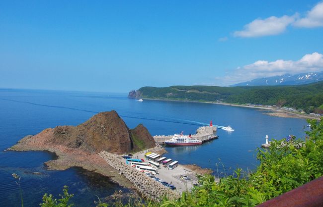 会社の創立記念日と代休を使って北海道に行きました<br /><br />初日はレンタカーで知床方面へ行くことに<br /><br />まっすぐな道と雄大な知床の自然<br />旅のはじまりが楽しくなるような要素しかなく、わくわくの連続でした<br /><br />車を走らせ道の駅があったら寄り、オシンコシンの滝とオロンコ岩へ<br />本州では見られないような風景がとても気に入りました<br /><br /><br />蒲田で前泊<br />↓<br />羽田空港から女満別空港へ<br />↓<br />レンタカーで知床方面へ<br />↓<br />道の駅　小清水<br />↓<br />道の駅　斜里<br />↓<br />オシンコシンの滝<br />↓<br />道の駅　うとろ・シリエトク<br />↓<br />知床世界遺産センター<br />↓<br />オロンコ岩