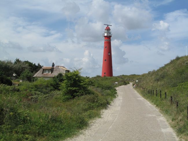 Schiermonnikoog島はAmeland島の東に位置する島です。もう間も無くドイツ国境です。<br />（ところで、オランダ語は難しいですが、この島の名前も発音できません。）<br />（https://en.wikipedia.org/wiki/Schiermonnikoog）<br /><br />家を7AMに出て、自動車に自転車を搭載し、Lauwersoogの町に向かいます。家から約2時間掛かりましたが、ここからフェリーに乗って島に向かいます。<br /><br />フェリーは10:30AMに出発し、10:50AMに到着しました。海は、全くの遠浅で、フェリーが通過出来るのは限られた所の様です。フェリー内部は、子供連れの乗客が沢山います。<br /><br />このSchiermonnikoog島は、オランダの最初の国立公園だったそうです。（他の島と違って、この島は、干拓した地域は限られており、ほぼ自然が維持されています。）<br /><br />この島は長さが約16km、巾が最大で4kmの長細い形状です。住民は約800人ですが、夏場は4000人強が日帰りで訪れ、また宿泊施設は5000人くらいあるそうです。要は観光が主な産業だと思われます。<br /><br />この島も羊が沢山いますし、牛も沢山います。羊が眠そうだと思いました。<br /><br />私は自転車で島内を右回りで廻りました。<br /><br />小さな丘陵が続きます。自転車で廻って居るオランダ人が多いです。<br /><br />国立公園内は自転車も禁止になっています。よって国立公園内は徒歩でかなり歩きました。海鳥が賑やかで、色々と自然が豊かです。<br /><br />町が一つありますが、小さいです。<br /><br />灯台が二つ（赤と白）があります。<br /><br />半袖で過ごしましたが、夏なのに寒かったです。<br /><br />12:30のフェリーで戻り1:15PMに到着しました。（このフェリーを逃すと次は4:30PMです。フェリーの本数は少ないです。）<br /><br /><br /><br /><br />