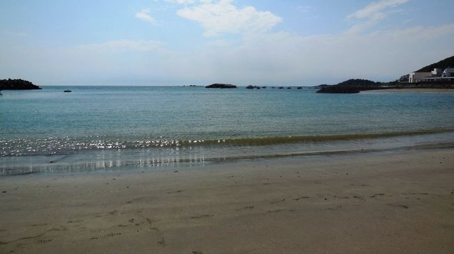 　梅雨の中休みとなり暑い日差しが照る中、以前から廻りたいと考えていた、三浦半島の西海岸（長者が崎まで）をめぐる機会があったので、海を見に行ってきた。<br />　横須賀線で、横須賀駅下車、ヴェルニー公園から港と護衛艦を眺めたのち、京急バスで三浦半島を横断、長井地区まで行き、富浦公園周辺を散策。<br />　次はバスで西海岸を見ながら国道を北上、久留和の漁港と海岸を散策、そこから徒歩で長者が崎まで行き、そこをまた散策した後、最後はそこからバスで京急の逗子まで乗車、京急に乗って三浦半島を後にした。<br />　道は混雑しておらず、思ったより短い時間で見て廻ることが出来た。シーズンオフで海岸には人がいないのだが、天候はきわめてよく、暑いなかを砂浜や磯浜を歩くのは爽快で、精神衛生上もきわめてよかった。<br />　一方、秋谷地区から長者が崎までの海岸は、浸食被害が進んだため県の養浜事業が行われ、立ち入り制限の海岸があるなど、難しい問題があることも目の当たりにした。<br />　相模湾に面するそこに、もう一つの横須賀市の姿があった。西海岸は、逗子駅から秋谷海岸までは、バスが１０分〜１５分間隔と頻繁に出ている。