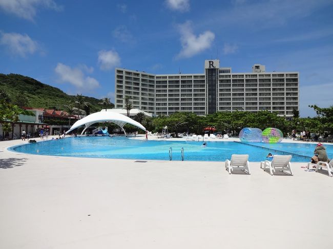 少し早いですが、今年は梅雨が明けたばかりの沖縄で夏休みを過ごす事に決定しました♪<br />そして大事なのはホテル選び！<br />子供の希望を聞くと<br />①綺麗な海で泳ぐ。　<br /><br />②プールで泳ぐ。　<br /><br />③ｼﾞﾝﾍﾞｲｻﾞﾒを見る。　と希望を確認。<br /><br />すると息子の大好きなミニカーと同じ写真が私の目に止まりました。<br />ファミリーに大人気の『ルネッサンスリゾート沖縄』に決定しました。<br />そしてレンタカーの予約やレストランの予約を済ませたゴールデンウィークが終わった頃、エースＪ●Ｂのコマーシャルで武井咲が同じホテルで撮影しているシーンを見て、この部屋に決定と予約の一部を変更し当日をむかえました。<br /><br />間もなく本当の夏休みシーズンに入るので、これからルネッサンスリゾート沖縄に行くファミリーの方の参考になればと思います。