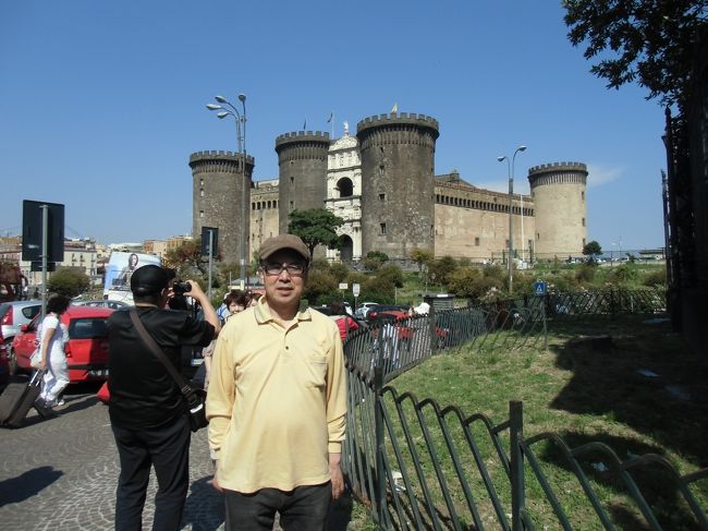 今回トラッピクスのツアーでローマを含め南イタリアに行ってきました。団体旅行で駆け足のバスでの市内観光でした。ここヌオーヴォ城は王の住居であった卵城とカプアーノ城が立地的に不便なため、１２８４年アンジュー家の新しい城としてカルロ１世が建設したそうです。残念ながら時間の関係で内部に入らず、写真を撮影しただけでした。