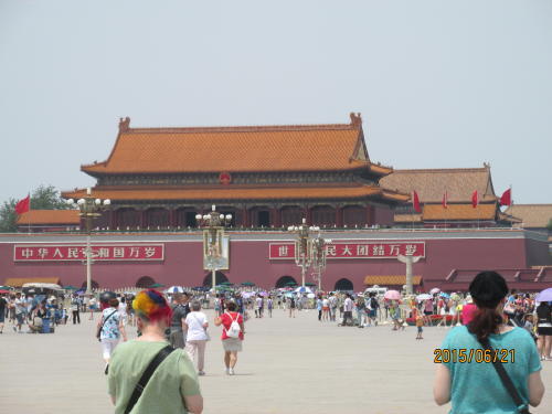 北京の四つの世界遺産を巡るツアーの四つ目「故宮博物院」にやってまいりました。今日は旧暦端午の節句で三連休の中日です。北京市内の交通渋滞は無く成りましたが観光ポイントには多くの観光客で賑わっています。故宮博物院と言えば台湾台北市の故宮博物院が有名です。ガイドさんが端的に違いを教えてくれました。「台北の故宮には宝物が沢山有り、北京の故宮には建物が沢山あります。」正に的を得ています。中国の宝物全部を蒋介石が台北に持っていってしまい中国には何も残っていない。だが建物は持って行けなっかたのでしょう。とても広い宮殿で南の天安門広場の前門から入り、荷物検査、入場手続等を経て故宮入口に辿り着くだけで疲れます。広い故宮を出ても近くにバスを駐車出来ませんのでかなり離れた場所まで歩いてバスの来るのを待ちます。バスが来たら素早く乗り込んで発車しました。更に今後手間の掛かる事になったそうです。故宮博物院の入場者が多すぎるので１日の入場者数を８万人までに制限したそうです。個人で入場するにはネット予約しなければならないらしい。