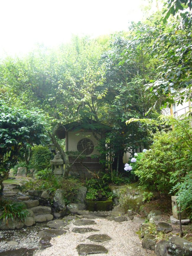 2015/6/20-6/21の一泊二日で梅雨時期の土肥温泉・玉樟園新井にまた行って来ました。最初は今ならすいているかもと思って紫陽花電車狙いで箱根強羅を検討していたのですが、やはり大涌谷近くは温泉にも影響が出ているかもと思い直し、コスパのいい西伊豆、以前梅雨時期に訪れて落ち着いた雰囲気が気に入った玉樟園新井に再びお世話になることにしました。初日は天気も良く、御殿場アウトレット、修善寺ベアードビール経由で４時頃に宿に着きました。今回もアップグレードで『詩季亭』、今回は前回より狭い角部屋です。翌日は松崎を経由して帰路に着きました。（前回の玉障園新井の旅行記はこちら：http://4travel.jp/travelogue/10788779）