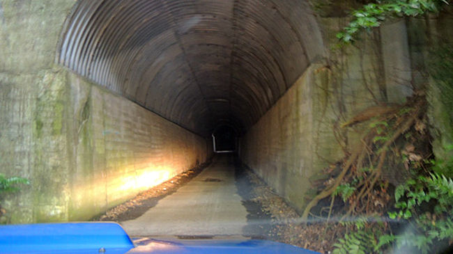 地図には道路が無くナビも道路を示さない。<br /><br />一見、通行止めに見えるのですが、、<br /><br />近くを探索すると、、、、<br /><br />トンネルのようなクルマ一台ちょうどぐらいの穴を発見しました。<br /><br />近くてせ見ると狭すぎてバックはできないし対向も無理。<br /><br />はたしてどこまで続くトンネルかどうかすらわからない。<br /><br />++++++<br />超絶ロングドライブ、スバルWRXで日本一周<br />http://mackenmov.sunnyday.jp/macken/travel_japan/index.html<br /><br />Twitter<br />https://twitter.com/mackenmov<br /><br />Instagram<br />https://www.instagram.com/mofmofp_/<br /><br />Blog<br />http://mackenmov.sunnyday.jp/<br /><br />積極的に発信しています! フォローしてくれたらうれしいです(⌒▽⌒)<br /><br />Amazonでの著書<br />・北海道の写真集 201406 part1 <br />https://amzn.to/2EBLnND<br />・ロングドライブのテクニック(1日で1000キロ走るコツ)<br />https://amzn.to/2HjpwgP<br />・人生を変える30のヒント<br />https://amzn.to/2HR0iXp<br />