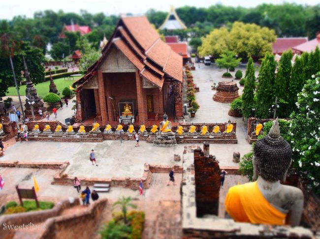 雨期の6月にタイ・バンコクに旅してきました。<br /><br />今回は、送迎付きのみのフリープランで友達との２人旅。A型の旅ともはぎっちりスケジューリングしてきたようです。どうなることやら。<br />はじめてのタイ。<br /><br />ガイドブックを見てもなかなかテンションの上がらなかった国。実際はどうだったんでしょうか〜？<br /><br />2日目の6月18日（木）はアユタヤにツアーで行ってきます。<br /><br /><br />6月17日（水）〜6月21日（日）　3泊5日<br /><br />6月17日（水）福岡空港出発→ニューハーフショー<br />6月18日（木）アユタヤ→84階からの夜景<br />6月19日（金）タイ料理教室→ワットポー<br />6月20日（土）お菓子の島クレット島→深夜帰国<br />6月21日（日）午前中に福岡空港到着<br /><br />☆ブログにも書いています<br />http://sweetsparis.com/plan-bangkok/