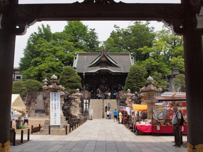 ５月の晴天に恵まれた１泊２日の旅、その２です。<br /><br />実は急に決めたので、佐原の宿が取れなくて成田まで戻って１泊しました。<br /><br />成田であれば、そのまま帰っても充分に夕食時間までに戻れる距離なのですが、出たついでということで、泊るのは初めてです。<br /><br />成田山自体には、たまに訪れていましたが、カメラを持っての散策は、これまた初めてでした。<br /><br /><br /><br /><br />　　　　　　　　　　　トップ画像＝新勝寺総門から仁王門を見ています。<br /><br />＊記述には慎重を期しておりますが、間違った情報があるといけませんので、お出かけの際は、再度ご自身でお調べになってください。<br /><br /><br /><br /><br />