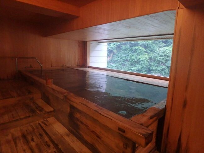 一泊目にお世話になった、宇奈月温泉の延楽さんをご紹介します。<br />とても落ち着いた素敵な老舗旅館で、お部屋、お風呂、お料理、そしておもてなしと、全てにおいて素晴らしかったです。