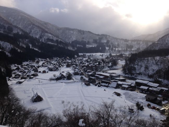 北陸新幹線が開業すると北陸に人がなだれ込んできそうだったので<br />一足先にバスツアーで金沢や飛騨高山周辺を散策して来ました