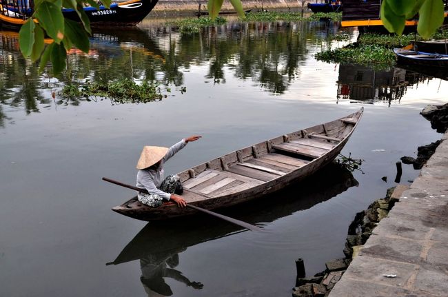 　　　　　　・・　古い街並みが残る街、ホイアン　・・<br /><br />　ダナンからバスで３０分くらい走ったところに、“ホイアン”という街がある。ホイアン（越：H?i An・英: Hoi An, チュノム：會安）とは、ベトナム中部クアンナム省の都市であり、ダナンの南方30キロ、トゥボン川の河口に位置する古い港町である。<br /><br />　中国人街を中心に古い建築が残り、1999年（平成11年）に「ホイアンの古い町並み」としてユネスコの世界文化遺産に登録されていることでもよく知られている。<br /><br />　16世紀末以降、ポルトガル人、オランダ人、中国人、日本人が来航し国際貿易港として繁栄した経緯があるのです。<br /><br />　街並みは当時のまま残され、ベトナム戦争時代でも破壊されることもなく、現在に至るまで当時の繁栄ぶりを今に伝えているのです。<br /><br />　今回は、昔の街並みが残るホイアンを紹介しましょう。<br /><br /><br /><br /><br />