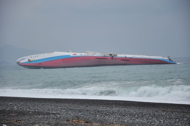 　長男が小学校に上がる前、二人で紀伊半島まで旅行しました。<br />　七里御浜と呼ばれる三重県熊野市の浜辺でのこと。　海に向かって小石を投げて遊んでいた息子が、土地のおばさんに凄い形相で叱られました。<br />　あっけにとられて立ちすくむ息子に、おばさんは、<br />　「おとろしいでぇ。 波はおとろしいでぇ」<br />と繰り返しました。<br />　目の前に広がる熊野灘は水際から急に深くなっていて、不意にやってくる波にさらわれたら、大人でも岸に戻れないのだそうです。<br />　私は心底感激し、何度もお礼を言って別れました。<br />　あれから何度か訪れている熊野灘ですが、今回は車での一人旅です。