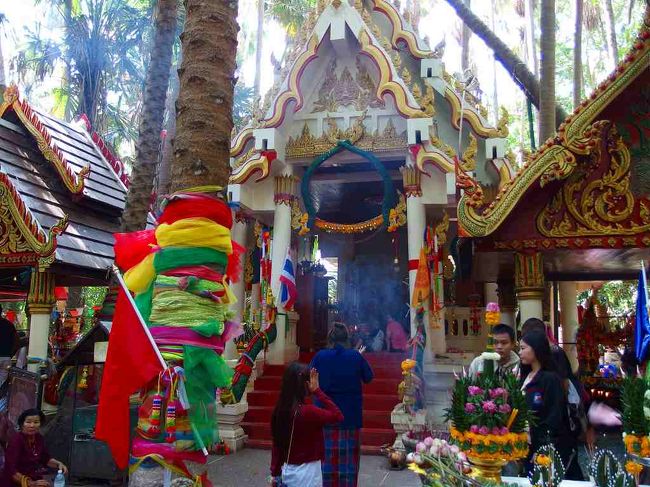 雨期ですが今年は雨が少ないとのことであまり降られませんでした。<br /><br />今回行ったところ：<br />ワット・カムチャノット(Wat Khamchanot)*<br />ワット・パー・バン・コー(Wat Pa Ban Koh)*<br />ワット・パー・プー・コン(Wat Pa Phu Kon)<br />ワット・パー・バーン・タート(Wat Pa Ban Tat)<br />ワット・タム・クロン・ペン(Wat Tham Klong Pen)<br />ほか<br /><br />*印は今回初めて行きました<br /><br />※今回滞在時の為替レートは 1JPY=0.27THB(1THB=3.7円）程度<br />※写真はワット・カムチャノット