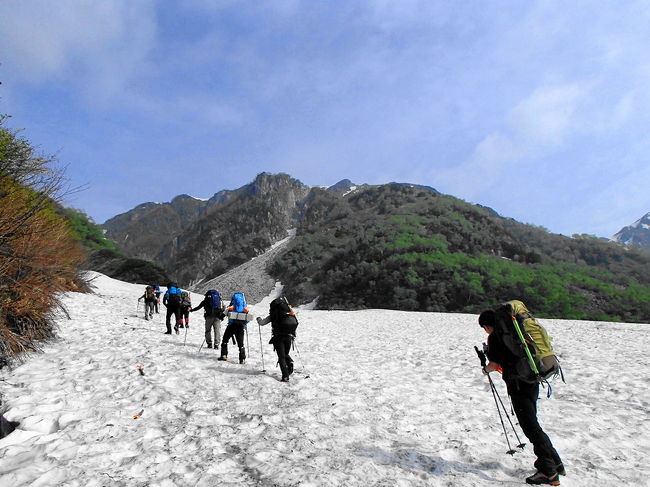 6月はまだ北アルプスでも雪が残る時期。<br /><br />夏山シーズン前に仲間と双六岳へテント泊登山してきました。<br /><br />天気はあまり良くなかったですが、残雪の北アルプスを体験できたのは良い経験でした。<br /><br />▼ブログ<br />http://bluesky.rash.jp/blog/hiking/sugorokudake2.html