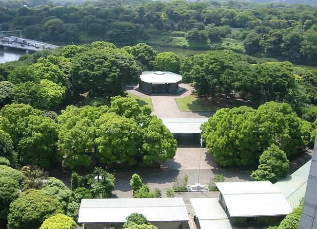 「靖国神社」を訪れた後、近くの千鳥ヶ淵に面した「千鳥ヶ淵戦没者墓苑」を訪れました。<br /><br />「千鳥ヶ淵戦没者墓苑」は、昭和34年（1959年）、先の大戦において　海外で亡くなった戦没者の遺骨を納めるため、国により建設された「無名戦没者の墓」です。<br /><br />ここには、昭和28年以降、政府派遣団が収集した遺骨や、戦後海外から帰還した部隊や個人が持ち帰った遺骨で、軍人軍属のみならず、海外において犠牲となった一般邦人の遺骨も含めて、すべて身元が分からず遺族に引き渡すことのできない遺骨が納められています。総数約240万人と説明板に書かれています。<br /><br />「千鳥ヶ淵戦没者墓苑」は二面を千鳥ヶ淵に面しており、敷地は約5,000坪あり、常緑樹を主とし、そこにケヤキなどの落葉樹をまじえた森になっています。写真は千鳥ヶ淵戦没者墓苑のＨＰによる上空からの写真です。<br />