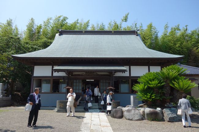 平成二十七年六月二十四日、第二十四回定期総会が安房安国寺（千葉県鴨川市）にて開催され、足利将軍家供養の後、総会が行われました。また、同じく千葉県の富津市にある上総安国寺への参拝もさせていただきました。上総安国寺（本堂、参拝、不動明王像）本堂の前庭のソテツの周りの６個の大石は、室町時代の創建当時の大伽藍の礎石として伝えられているものです。