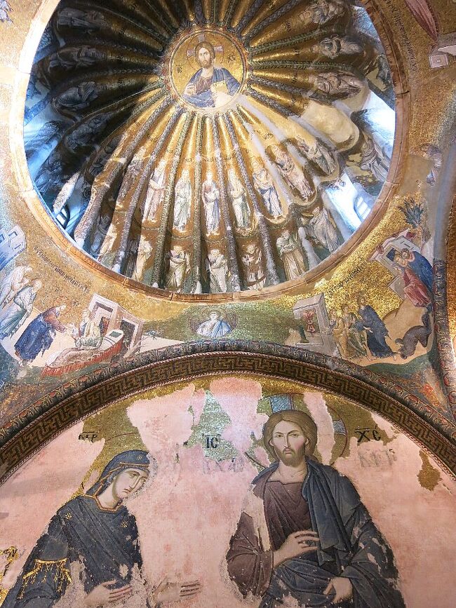 (写真はカーリエ博物館;キリストを囲む24人の使徒)<br /><br />さて再びシルケジに戻ってきました。<br />やはりここが肌に合うようです。 港町と下町の風情、 たくさんの商店・レストラン。 またエジプシャン・バザールやイェニ・ジャーミイなどすぐ近く、朝夕のアザーンがもの悲しくも気分を落ち着かせてくれます。(Mホテル泊)<br /><br />さらに巡っては大城壁地区、カーリエ博物館、そして連絡船で再びカドゥキョイに渡り、グランバザールからイェニ・ジャーミイを最後としましょう。<br /><br />●ときどき中国人や韓国人と間違われることがありますが、ここでの正しい対応はきっぱりと否定し、自分は日本人だと主張せねばなりません。 だって我々は中国人でも韓国人でもないのですから。 どこかの国と違って、日本の先人達は諸外国でも十分尊敬されるだけの足跡を残してきたのを忘れてはなりません。 海外で差別を受けたと感じる場合、多くはあなたが中国人や韓国人と見られている場合が多いのです。<br /><br /> ・気が付けば腰の下まで回教徒 <無宗派><br /><br /> ・振り向けばシルクロードの長い路 <40年後><br /><br /> ・おにぎりや味噌汁納豆冷やっこ <和食党><br /><br />