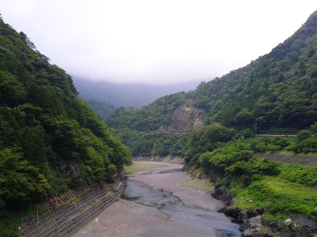 目的【大井川鉄道に乗りに行く】<br /><br />東北旅行の満足感は、まだまだ続く。<br /><br />「どこかへ行きたい！」欲望も、<br />明知鉄道に乗りに行ったあの日の暑さで・・・消えたはずだった。<br />「これで秋までは(旅は)お預けだな」と決めた自分は、もう居ない(汗<br /><br />☆ー・−★ー・−☆ー・−★ー・−☆ー・−★ー・−☆ー・−★ー・−☆<br /><br />天気予報を信じながら、どこかで<br />「山の天気は変わりやすいから・・・」と<br />折り畳み傘を鞄に忍ばせ、出かけた。<br /><br />信じてたのにぃ・・・<br /><br />掛川のホテルで目覚めて、すぐカーテンを開けて・・・はぁ!?<br />なに？このどんよりぃ〜な感じ。。。<br />もはや出かける前からテンション低め。。<br /><br />朝早く起きるのが嫌で・・・<br />でも、もし早く目覚めてもビジネスマンのラッシュに揉まれないで出発点に着ける。<br />そんな場所に、あえて前ノリ宿泊。<br />これが私の旅のささやかな贅沢♪<br /><br />ものすごぉ〜く時間をかけて、綿密に計画するけど、<br />いざとなると「ま、いっかぁ〜^^」が合言葉(ってか独り言)<br /><br />結局、予定より一本早い電車に乗っただけ(^^;<br />金谷駅には30分前に着いた。<br />が・・・<br />時刻表を確認。<br />あ、やっぱ早く出ても間に合わなかったな。と自己判断に満足(笑)<br /><br />そして、あまりのどんより空に予定変更！<br />湖上駅は諦めて、接岨峡温泉でのんびりすることに。<br /><br />敢えて『奥泉』で下車する私に、駅員さんは不思議顔(^^;<br /><br />いいの〜<br />今度、天気の良い日にリベンジするぅ〜！<br /><br /><br /><br /><br /><br /><br /><br /><br />