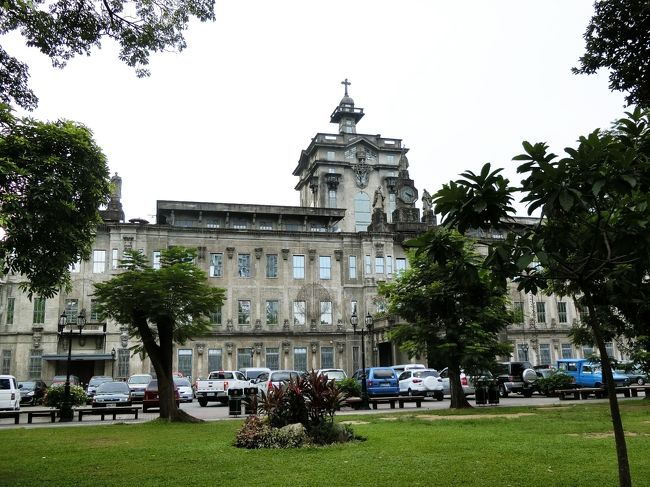 マニラには大学に付属した美術館や博物館がいくつかあるが、その筆頭はUST　Musuem of Arts and Sciences（ UST 美術 ・ 科学博物館 ）ではないだろうか。<br /><br />USTというのは、“University of Santo Thomas” ( サント ・ トーマス大学 ) のことで、フイリピンで最も古いカトリツク系の私立大学である。創立1611年なので、すでに400年以上の歴史を有し、フイリピンの各界の様々な著名人を輩出している。特に、医学部は群を抜いて、アジアはもとより世界中に知られている。