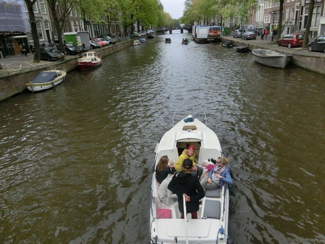 4泊6日のオランダとベルギー（運河と自転車の町アムステルダム）No.1<br /><br />アムステルダムでは、美術館を見た後、運河をクルーズし、<br />午後の自由時間は、歩いて運河を巡りながら、近くの観光スポットを見て回りました。<br />運河が予想外に素晴らしかった。緑が多く色彩が良かった所為もあると思います。<br />また自転車が多く、自転車専用道が完備され、スピードを出して通り、自転車優先とは・・・・・<br />運河のどの橋の上にも自転車が多いのに驚くと、盗難防止にワイヤで柵に繋ぐのに便利な場所だからですね。<br />散策の途中にニューマルクト広場のPoco Loco BVと言うカフェの<br />テラス席でビール 2.6ユーロ を飲み、トイレを借りた。<br />店の前には露店が幾つか並んでいましたが、チーズは随分高かったです。<br /><br /><br />添乗員同伴のツアーに参加しました。<br />2015/5/8 金 アムステルダム 晴れ 20℃ 夜着<br />5/9 土 アムステルダム<br />      アムステルダム市内観光（3時間）<br /> 5/10 日 ブリュッセル<br />       キューケンホフ公園観光（3時間）<br />       デルフト観光(1.5H)<br />5/11月ブリュッセル 終日自由行動<br />5/12火 ブリュッセル<br />       ブリュッセル市内観光(1H)<br />       アントワープ観光(2H)<br />       世界遺産○キンデルダイクの風車群観光（約45分）<br />5/13水 ソウル経由 成田 20:00到着<br />