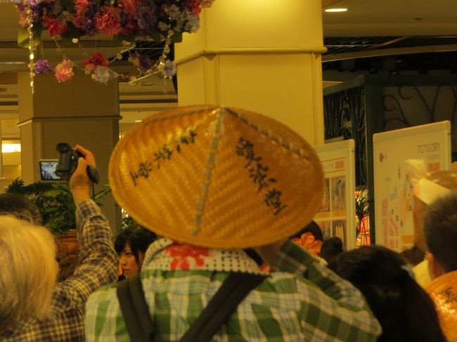 大阪では、なにわ名物として夏祭りの行事が６月３０日から始まる。<br /><br />愛染まつりの初日のイベント「宝恵かごパレード」<br /><br />あべの地下街から勝鬘院（しょうまんいん）「愛染堂」まで<br /><br />笛・太鼓・鐘・囃子響きわたる<br /><br />愛染さんじゃ〜　べッピンさんじゃ〜　商売繁昌の掛け声が谷町筋を練り歩きます<br /><br /><br /><br /><br /><br />表紙　　　　　　　　　　　　　　　　　　あべちか<br /><br />