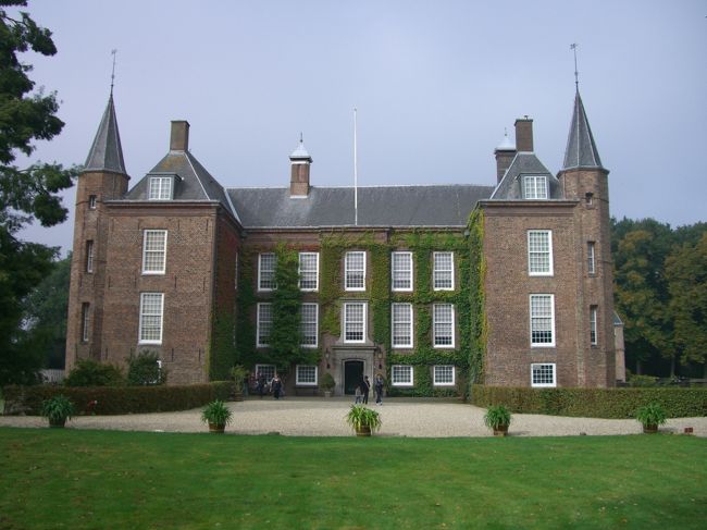Slot Zuylen城はUtrechtの北側にあります。<br />（住所：　Tournooiveld 1, Oud-Zuilen）<br />（http://www.slotzuylen.nl/english/）<br /><br />Slot ZuylenはVecht川沿いで、Out-Zuilen村にあります。（Outは英語でOldです。）<br /><br />歴史は1300年くらいからあるようですが、1800年頃に邸宅に転換したようです。<br /><br />一般に公開されており、かなり沢山の観光客が来ていました。<br /><br /><br />1PM位です。<br /><br />