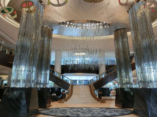 KL滞在の最後のホテルは「インターコンチネンタル」(写真)である。今回も私が加入しているリゾートクラブ(リゾートトラスト)の海外交換システムRTCCを使って予約した。代金は7泊で32400円(2名朝食付き)であるが4泊に値切られた。それでも1泊当たり8100円となり、2人で泊まれば1人4050円という格安価格になる。<br /><br />留学終了後も数日間、ここに泊まり、解放感いっぱいの気持ちでプールサイドで寝ころび、高級ホテル滞在を存分に楽しむ。<br /><br />為替は1マレーシアリンギット(RM)=33円で換算<br /><br />◎インターコンチネンタル・クアラルンプール<br />http://www.ihg.com/intercontinental/hotels/jp/ja/kuala-lumpur/kulha/hoteldetail<br /><br />◎英語は世界をひらく!<br /> 「悪戦苦闘、私の英語学習遍歴」<br />http://www.e-funahashi.jp/english/index.htm<br /><br />◎私のホームページに旅行記多数あり。<br />『第二の人生を豊かに』<br />http://www.e-funahashi.jp/<br />(新刊『夢の豪華客船クルーズの旅<br />ー大衆レジャーとなった世界の船旅ー』案内あり)