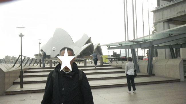 2015年２月１９日<br /><br />世界一周の旅の始まり<br />成田空港からＪＡＬの７７１便で<br />シドニーへ行った。<br />国際線では２０年ぶり位のＪＡＬだった。<br />食事も良かったしＣＡさんも親切だった。<br />いつもツアーや個人旅行では安いのか<br />外国の航空会社だった。<br />ＪＡＬの機長さんが<br />日本語で着陸前に説明と<br />お礼の挨拶をアナウンスしてくれた。<br /><br />しかもとってもスムーズな着陸だったのに<br />驚いた。<br /><br />シドニーで１０時間位<br />待ち時間があったので<br />中心部に出かけた。<br />ビザみたいなものがいるので日本で<br />ネットで取得していた。<br />５ドルくらいと安い。<br />電車賃が日本より<br />高いのでびっくり。<br />昨年の南米旅行の安い物価の<br />記憶が残っていた。<br /><br />オペラハウスなどを見学した。<br />天気も良くて現地は夏なので暑かった。<br /><br />そのうち<br />夫が虫が飛んでいると<br />言い出したが変だ。<br />おかしいと思い虫は<br />いないと言った。<br /><br />黒い虫は夫の眼の中で飛んでいた。<br />眼の飛紋症が悪化したのか？<br />疲れたので図書館に行ったりした。<br />歩くのは止めて<br />お茶などで時間を費やした。<br /><br />何十年も前にケアンズと<br />ゴールドコーストには<br />ツアーで行ったことがあったが<br />あまり覚えてない。<br />ツアーは添乗員さんに任せて<br />連れて行かれて何も考えずに<br />旅行できる。<br />その点とっても楽だ。<br />