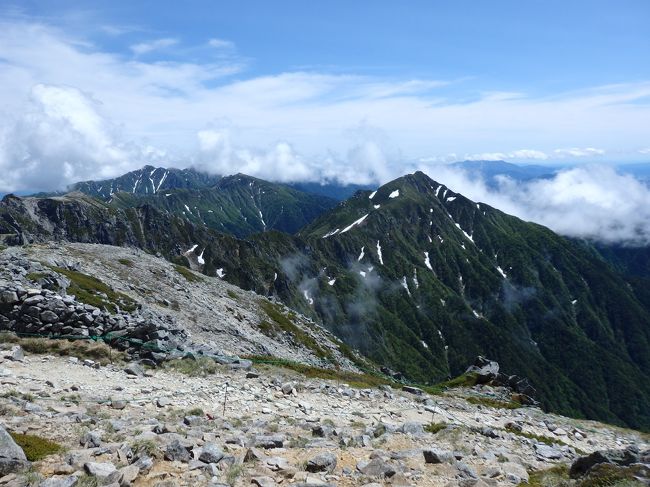 2015年は、北・中央・南アルプスの最高峰をすべて制覇しようと企んでいましたが、雪解けの季節になりましたので、満を持して第一段を決行です。<br />まずは、比較的に簡単に登ることができる木曽駒ヶ岳に挑戦しましたが、天気にも恵まれ最高の景色を堪能できました。