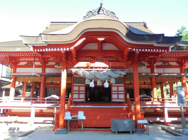 「日御碕神社(ひのみさき)」は「出雲市」の「日御碕」に鎮座する「(伝)安寧天皇13年(紀元前536年)」に創建された「主祭神」が「天照大御神(下の本社/日沈の宮)」「神素盞嗚尊(上の本社/神の宮)」の「神社」です。「通称みさきさん」と呼ばれ「出雲大社」の「祖神(おやがみ)さま」として崇敬を集めています。写真は「天照大御神」を祀った「下の本社拝殿」です。
