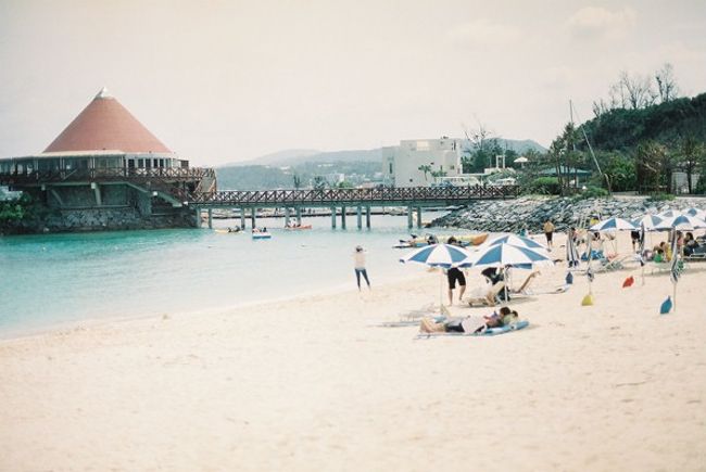 もう随分経ってしまいましたが、2013年GWの旅をアップします。<br />ちょいちょい撮った写真を見返すと、終始どんよりした天気だったっぽい。<br />メロウな沖縄の空気感を切り取りました。