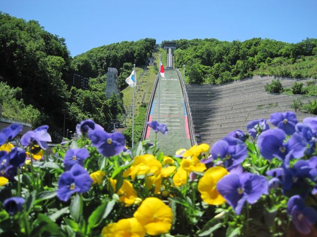 ３連休の公休日があったので、「急行はまなす」で行ってきました北海道！の大倉山ジャンプ競技場編です。<br /><br />小樽から札幌市内に行きました。札幌で是非行ってみたいと思っていたところのひとつに大倉山ジャンプ競技場がありました。大倉山ジャンプ競技場の感想ですが、「私は絶対無理！」と、一生ジャンプすることもないのにドキドキしてきました。一見の価値ありです！<br /><br />旅の記念に動画も作ってみました。<br />手前味噌ですが、昭和なＢＧＭが気に入っています。<br />良かったら見てください。<br />https://www.youtube.com/watch?v=UCPWBLAOuqg<br />