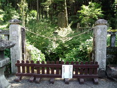 梅雨の晴れ間の富士講遺跡。