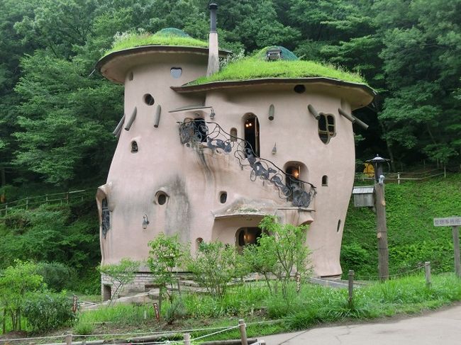 　埼玉県飯能市にある「ムーミン村公園＝あけぼの子どもの森公園」へ出かけてきた。　メルヘンの世界に浸りながら、里山を活かした自然体験のできる場所をもっともっと増やす必要があることを痛感した。<br />　花粉症の原因となるスギ花粉症なども山林管理が行き届いていないからだと言う。<br />　私は千葉県の過疎の町で里山の活性化をお手伝いしており、「房総みつばち村ファーム」と言うのを開村したばかりである。　<br />　施設内に他のファームにはないゲストハウスを作り農作業で訪れたウイークエンドファーマーらが日帰りではなく、数日滞在も可能な宿泊施設としたいとあれこれ考えているからその参考にしたいと思ったのである。<br />　房総みつばち村ファーム内には他の場所にはないゲストハウスを作りたい。<br />　農作業で訪れたウイークエンドファーマーらが日帰りではなく、数日間滞在も可能な宿泊施設としたいとあれこれ考えているところで誰かアドバイスや現地での日曜大工を応援してほしいと考えている。<br />　私自身はキャンピングカーを持ち込むので良いのだが、臆病者だから一人だけではあの広い農地と里山に囲まれた中では、夜中に一人でトイレに行ける自信がない。<br />　夜が不安で未だに現地へのキャンピングカーの持ち込みができず、できれば他にも泊まれるところがあるとありがたいと言うのが本音である。<br />　このムーミン村訪問は自分のやろうとしていることが間違っていないことを確信する良い旅となった。　反応の奥には精進料理のお店「竹寺｝があり、ぜひ計画してみると良い。<br />　これから日本ミツバチの生息地作りを進めたいと計画中の私にはムーミン村のコンセプトは実に良い。　そこにはある種の主張があり、方向性を持って作られている。　どなたか日曜大工の好きな方いませんか？　　一緒に夢のハウスを建てませんか？　房総みつばち村ファームのゲストハウス作りです。<br />　このフィンランド生まれのムーミンの世界を再現した公園はしかも入場料無料である。<br />　その上、施設の完成度は非常に高く、次々にカップルや家族連れ、外国人までが三々五々、ちょうど良いくらいの間隔で訪れて来るのが良い。<br />こんなところがあるんだ、と夢を大きくさせてくれ、誰もがやらないことを、また、それだけはやるな、と言うことをやるのが成功の秘訣と言うが、デズニーランドでパスポート券を買って一日つぶすよりタダでこんなに夢が買える方が楽しくないか？（ちょっと言い過ぎでしたかね）と多くのヒントをもらい、帰路についたが帰りのドライブはやけに短く感じられた。<br />　人間とは不思議な生き物だ。ムーミン村はぜひ行ってみたら良いですよ。　お薦めです。<br />　施設の方には入場者が坂を上がり始めた時にムーミンのテーマソングが流れるようにぜひできないか？とそれを要望したい。　私がムーミンのぬいぐるみに入り、公園内を散策してみるかな？？？　<br /><br />