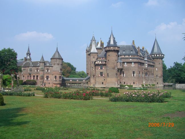 Kasteel de HaarはUtrechtの西北約5kmにあります。<br />（住所：　Kasteellaan 1, Haarzuilens）<br />（http://www.kasteeldehaar.nl/）<br /><br />因みに「Kasteel」は城を意味します。<br /><br />この城は、オランダ国内では、王室の城を除く中では最大かつ最も有名な城だと思います。<br /><br />色々な所に詳しく載っているので省略しますが、元々は1500年頃のお城が起源です。1672年頃にフランス軍に攻められ破壊され2世紀放置され、その後、Van Zuylen家が富豪ロスチャイルド家の嫁を迎え、その資金を使って１890年頃に建てたそうです。見栄えのするお城です。<br /><br />非常に広大な庭園の中に、お城があります。（因みに、Google　MapのStreet Viewで庭園内をずっと廻って見る事が出来ます。）<br /><br />素晴らしいお城であり、その後3回訪問しております。<br /><br />元々は砦であったと思われますが、現在は邸宅です。お城の内部も見学出来ます。お城の中も立派です。因みに、日本の徳川家の家紋が付いた籠も置いてあります。<br /><br />3PM頃です。