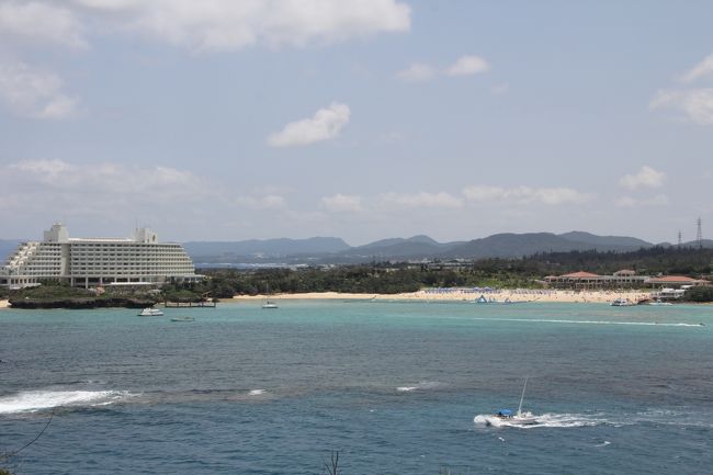 ブセナ海中公園の海中展望塔で魚を見ました。<br />そのあと、<br /><br /><br />===旅行の概要===<br />2015年のGWは沖縄に行ってきました。<br /><br />5/1　午後休を取って15:50羽田発の飛行機で沖縄へ。沖縄在住の友達と20年ぶりの再会＆ディナー<br />5/2　レンタカーで本島北部へ。美ら海水族館へ<br />5/3　レンタカーで今帰仁城跡、古宇利島、屋我地島をドライブ<br />5/4　レンタカーでブセナ海中公園、道の駅嘉手納、北谷を見て、那覇市へ。ホテルにチェックイン後、首里城見学。夜は国際通りで沖縄歌謡を聞きながらご飯をいただきました。<br />5/5　世界文化遺産　斎場御嶽（せーふぁうたき）、知念岬、沖縄平和祈念堂、沖縄県平和祈念資料館、ひめゆりの塔を見学。<br />5/6　午後の便で石垣島へ<br />5/7　8:30の船で波照間島へ。波照間島をレンタカーで観光。13:10の船で石垣島へ戻る。石垣港近くで八重山そばをいただいて、川平湾へドライブ。<br />5/8　石垣島一周ドライブ<br />5/9　11:10の飛行機で那覇へ。乗り換え時間に国際通りを散策。16:45の飛行機で東京へ帰京。