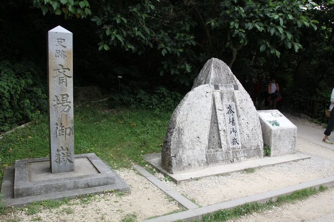 5/5 この日は沖縄本島南部観光へ。<br />午前中は世界文化遺産 斎場御嶽(せーふぁうたき)、知念岬へ。<br />ランチはカフェ風樹で。<br /><br /><br />===旅行の概要===<br />2015年のGWは沖縄に行ってきました。<br /><br />5/1 午後休を取って15:50羽田発の飛行機で沖縄へ。沖縄在住の友達と20年ぶりの再会&ディナー<br />5/2 レンタカーで本島北部へ。美ら海水族館へ<br />5/3 レンタカーで今帰仁城跡、古宇利島、屋我地島をドライブ<br />5/4 レンタカーでブセナ海中公園、道の駅嘉手納、北谷を見て、那覇市へ。ホテルにチェックイン後、首里城見学。夜は国際通りで沖縄歌謡を聞きながらご飯をいただきました。<br />5/5 世界文化遺産 斎場御嶽(せーふぁうたき)、知念岬、沖縄平和祈念堂、沖縄県平和祈念資料館、ひめゆりの塔を見学。<br />5/6 午後の便で石垣島へ<br />5/7 8:30の船で波照間島へ。波照間島をレンタカーで観光。13:10の船で石垣島へ戻る。石垣港近くで八重山そばをいただいて、川平湾へドライブ。<br />5/8 石垣島一周ドライブ<br />5/9 11:10の飛行機で那覇へ。乗り換え時間に国際通りを散策。16:45の飛行機で東京へ帰京。