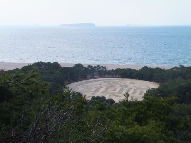 1月は誕生月なのですが、JR四国では誕生月に特急のグリーン車や指定席が乗り放題のバースデーキップが発売されます。ちょうどその資格月だったので比較的長かった正月休みを利用して四国一周旅に出かけてきました。<br />元日は家の用事があったのでそれを済ませてから夜の便でフライト、その後ぐるっと時計回りに一周する感じとなりました。<br /><br />最後は銭形砂絵という名勝に行きました。写真で見て気になっていた場所です。そしてもう一箇所は先ほどの多度津駅での乗り換えで案内図を見て気になった少林寺総本山です。<br />最後はバタバタでしたが無事に帰京しました。