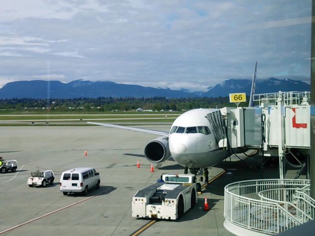 バンクーバー最終日。ホテル13:45発の迎えの混載バンに乗り込み、一路バンクーバー国際空港へ。<br />空港に着いたら最後のお楽しみの空港ターミナル探検。ラウンジにも少しの時間でしたが立ち寄りました。<br />16:20発のNH115便で羽田までひとっ飛び。羽田には翌日18:30頃に到着。3泊5日の旅か無事に帰ってきました。 <br /> バンクーバーは国際都市でありながら、コンパクトで周辺地域に広がる大自然へのアクセスがよく、また食もこだわりの各国料理からドーナツカフェまで飽きることのない、多様な生活スタイルが魅力の街でした。<br />10年ほど前、愛知万博が開催された際、カナダ館を見に行ったときに、カナダのキーワードはDiversityという話を聞いたのをふと滞在中に思い出し、なるほどと感じた、そんな旅でした。