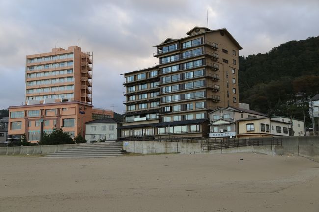 岩手山麓、休暇村網張温泉の朝は雨で霧の中、山を下り、東北の田園地帯を走り、国道４６号に出てしばらく走ると道の駅あねっこ市場で休憩。ここはいろいろな品物が豊富な道の駅。４６号を秋田方面へ行く途中で国見温泉へ側道に入る。標高が高く、冬はクローズになる温泉。緑色の温泉で皮膚病に効くという。天気が雨なので早めに湯の浜温泉に急ぐこととした。<br />湯の浜温泉に早く着いたので、のんびり砂浜を散歩。<br />泊まった湧水亭いさごやは料理、温泉、部屋とも満足でした。今回で３回目の訪問。